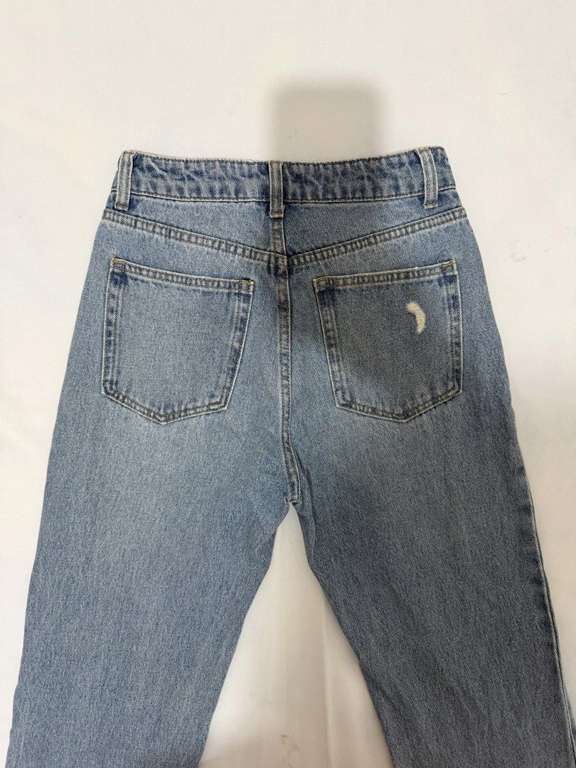 H&M Denim Jeans with Slit (Category: Jeans) located in Amadeo. Submitted by anthoine_finds (Listing ID 1469778252, Image 3). Description: - Brand: H&M - Size: 24-25 Payment: GCash Delivery: J&T or Lalamove.