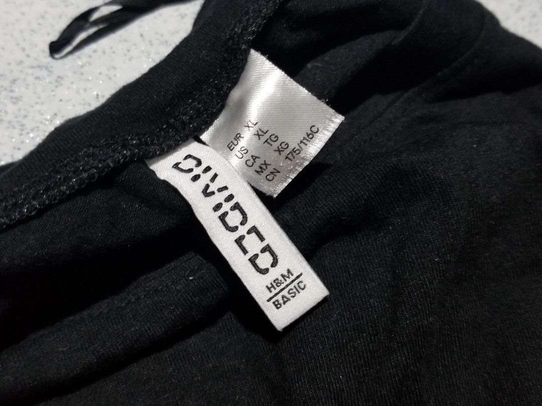 H&M Divided Basic Black T-Shirt XL (Category: Shirts) located in Manila. Submitted by francyn_ash (Listing ID 1469897623, Image 2). Description: - Brand: H&M Divided Basic - Size: XL - Color: Solid Black - Fit: Relaxed fit - Details: Short sleeves, classic crew neck - Condition: Great wardrobe staple for effortless daily wear.