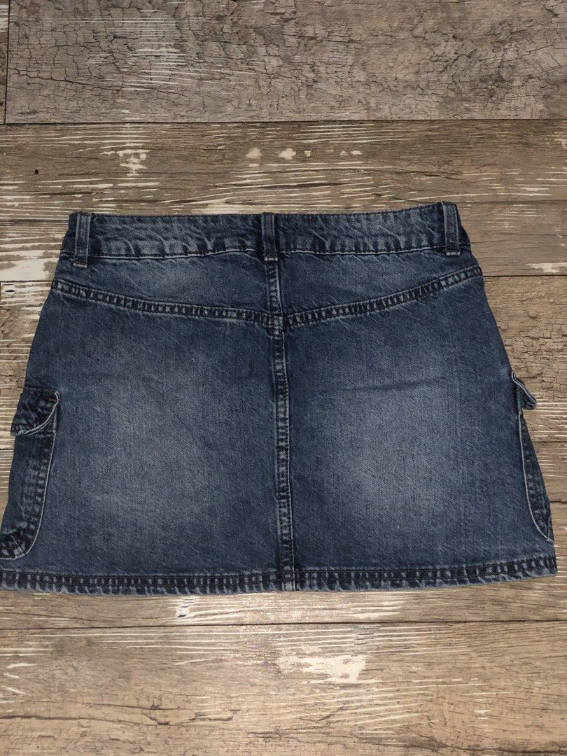 H&M Divided Denim Cargo Mini Skirt Size US 2 (Category: Skirts) located in Caloocan City. Submitted by alee7777 (Listing ID 1469935053, Image 2). Description: - Style: Y2K washed blue denim cargo mini skirt - Brand: Divided by H&M - Size: EUR 34, US 2 - Details: Classic button and zip fly, belt loops, front pockets, and flapped utility cargo side pockets - Design: Dark contrast stitching with a flat hemline - Condition: Great vintage aesthetic, p