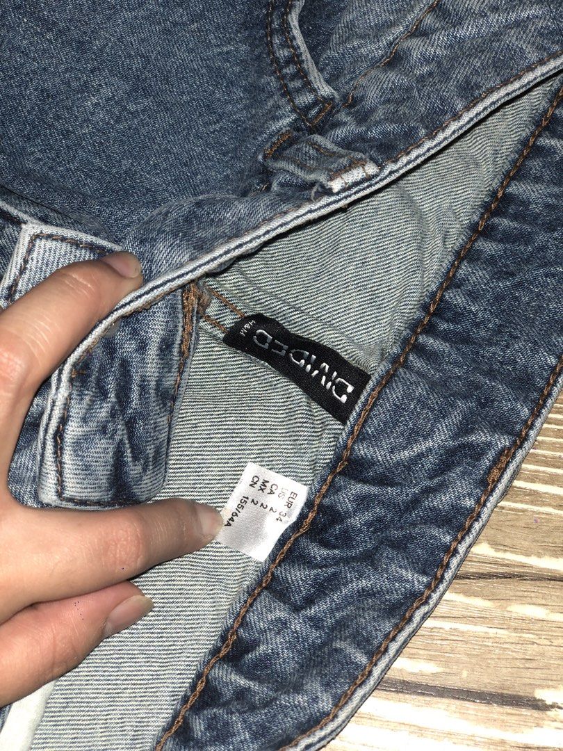 H&M Divided Denim Cargo Mini Skirt Size US 2 (Category: Skirts) located in Caloocan City. Submitted by alee7777 (Listing ID 1469935053, Image 3). Description: - Style: Y2K washed blue denim cargo mini skirt - Brand: Divided by H&M - Size: EUR 34, US 2 - Details: Classic button and zip fly, belt loops, front pockets, and flapped utility cargo side pockets - Design: Dark contrast stitching with a flat hemline - Condition: Great vintage aesthetic, p