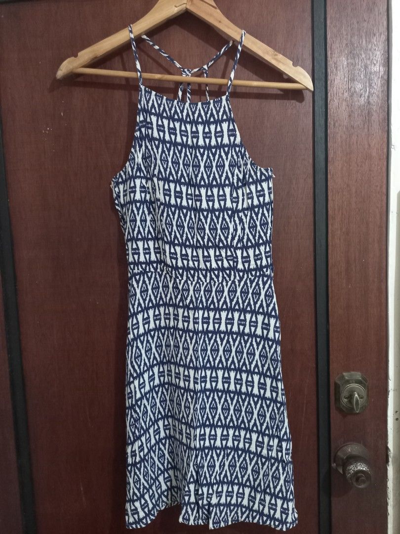H&M DIVIDED SKATER DRESS (Category: Dresses) located in Binangonan. Submitted by carou8124 (Listing ID 1469841827, Image 3). Description: •H&M Divided blue-and-white geometric skater dress •Size Small •Very nice fabric perfect for summer and hot weather.