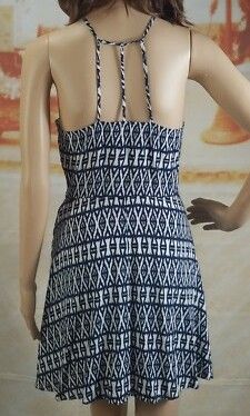 H&M DIVIDED SKATER DRESS (Category: Dresses) located in Binangonan. Submitted by carou8124 (Listing ID 1469841827, Image 2). Description: •H&M Divided blue-and-white geometric skater dress •Size Small •Very nice fabric perfect for summer and hot weather.