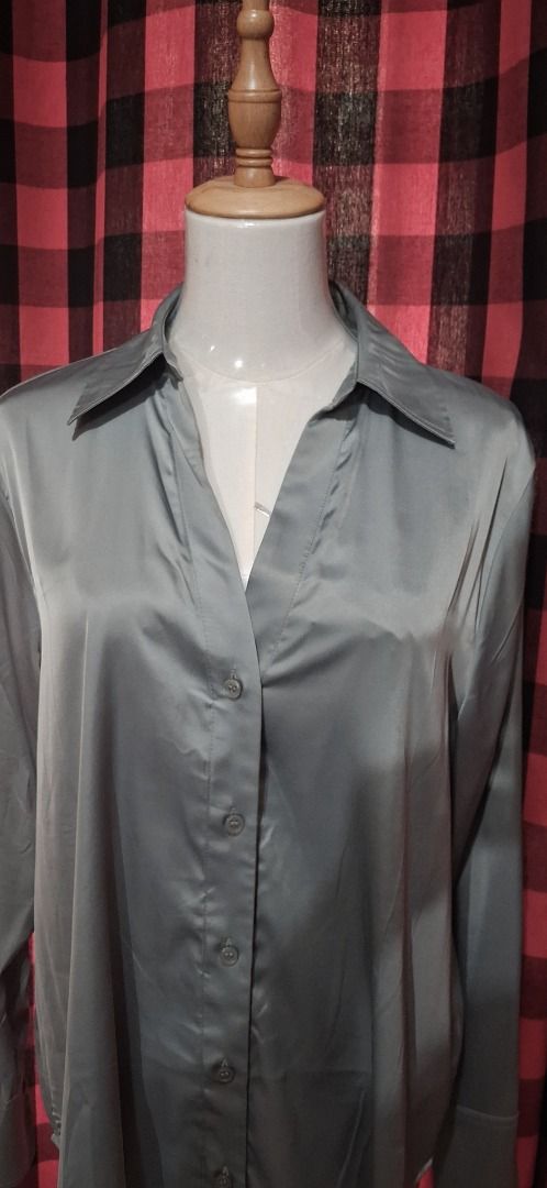 H&M Grey V-Neck Button-Down Blouse (Category: Blouses) located in Manila. Submitted by katkween23 (Listing ID 1469765486, Image 3). Description: - Brand: H&M - Size: M - Color: Grey - Material: Smooth satin-like fabric - Design: Deep V-neckline, classic collar, and long sleeves with wide cuffs - Condition: Clean, no flaws noticed - Versatility: Perfect for office wear or dressed down with jeans.