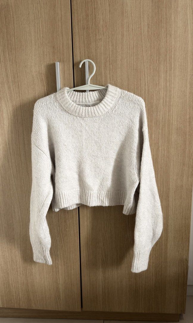 H&M Knit Top (Category: Longsleeves) located in Quezon City. Submitted by wearitagain_ (Listing ID 1469767649, Image 1). Description: So HQ!.