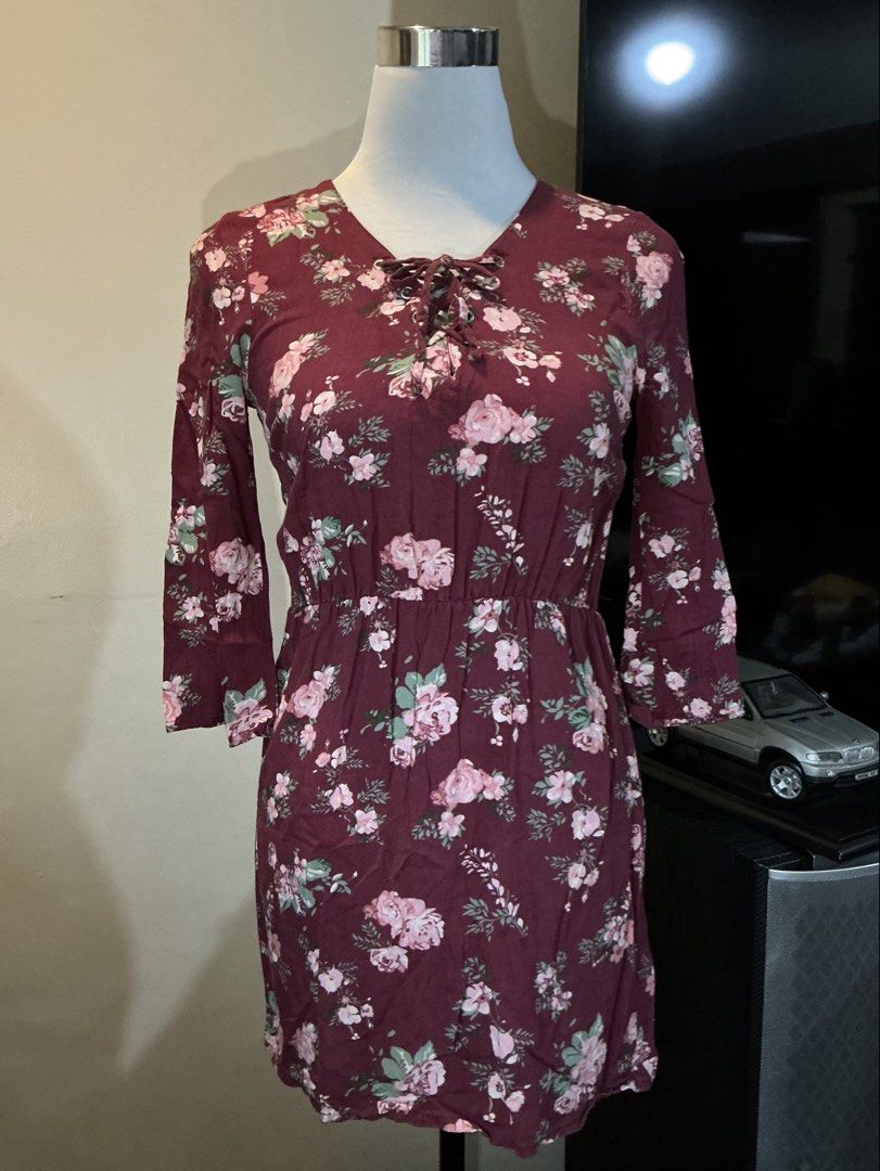 H&M Maroon Floral Mini Dress (Category: Dresses) located in Quezon City. Submitted by shopabilitymnl (Listing ID 1469856969, Image 1). Description: Size: Small No issue Mannequins’s Size: - Bust: 36-37 inches.