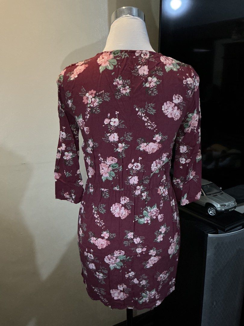 H&M Maroon Floral Mini Dress (Category: Dresses) located in Quezon City. Submitted by shopabilitymnl (Listing ID 1469856969, Image 2). Description: Size: Small No issue Mannequins’s Size: - Bust: 36-37 inches.