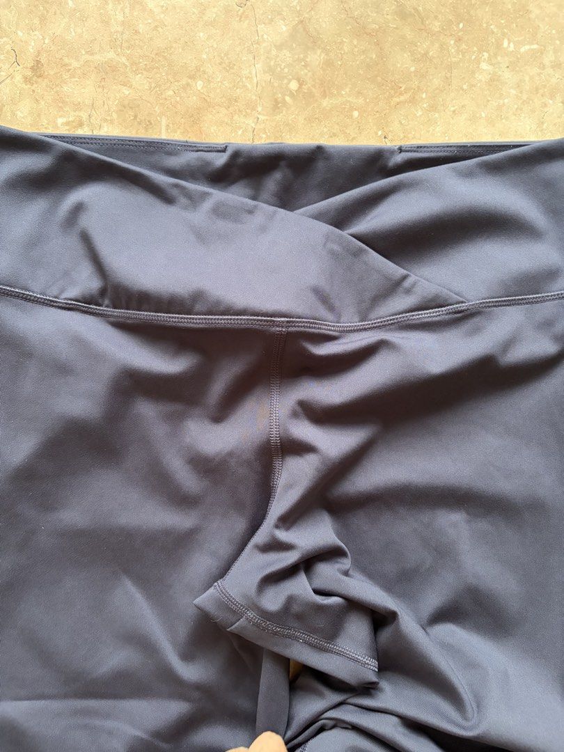 H&M Move Scrunch Butt Leggings, Navy (Category: Activewear) located in Quezon City. Submitted by tidyup.lara (Listing ID 1469945287, Image 3). Description: Size XL Waist 33” Length 35” Condition 8/10: used but in good condition .