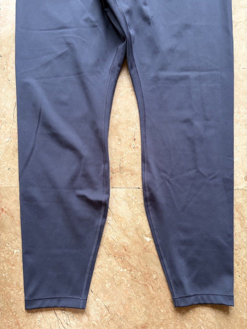 H&M Move Scrunch Butt Leggings, Navy (Category: Activewear) located in Quezon City. Submitted by tidyup.lara (Listing ID 1469945287, Image 2). Description: Size XL Waist 33” Length 35” Condition 8/10: used but in good condition .