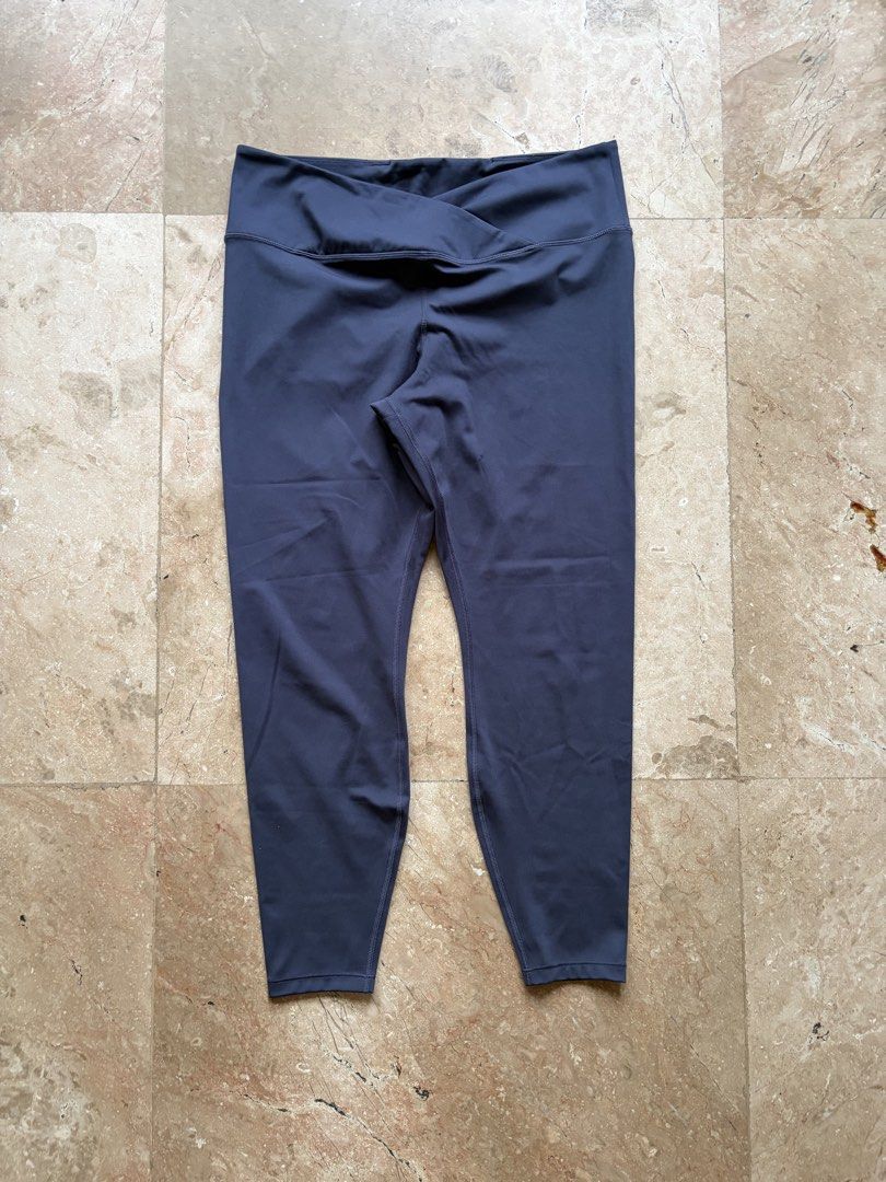 H&M Move Scrunch Butt Leggings, Navy (Category: Activewear) located in Quezon City. Submitted by tidyup.lara (Listing ID 1469945287, Image 1). Description: Size XL Waist 33” Length 35” Condition 8/10: used but in good condition .