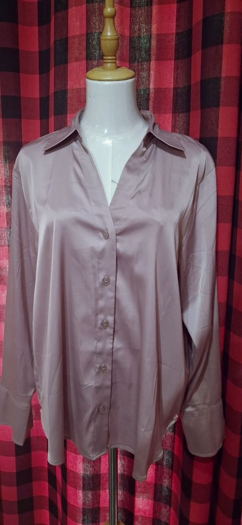 H&M Old Rose V-Neck Blouse Size M (Category: Blouses) located in Manila. Submitted by katkween23 (Listing ID 1469765345, Image 2). Description: - Brand: H&M - Item: V-neck satin blouse - Color: Old rose pink - Size: EUR M / US M (165/96A) - Material: Smooth satin-like fabric - Features: Long sleeves with wide cuffs, front button placket, collar neckline - Condition: Great / Well-maintained - Styling: Versatile for office wear or casual outings, e