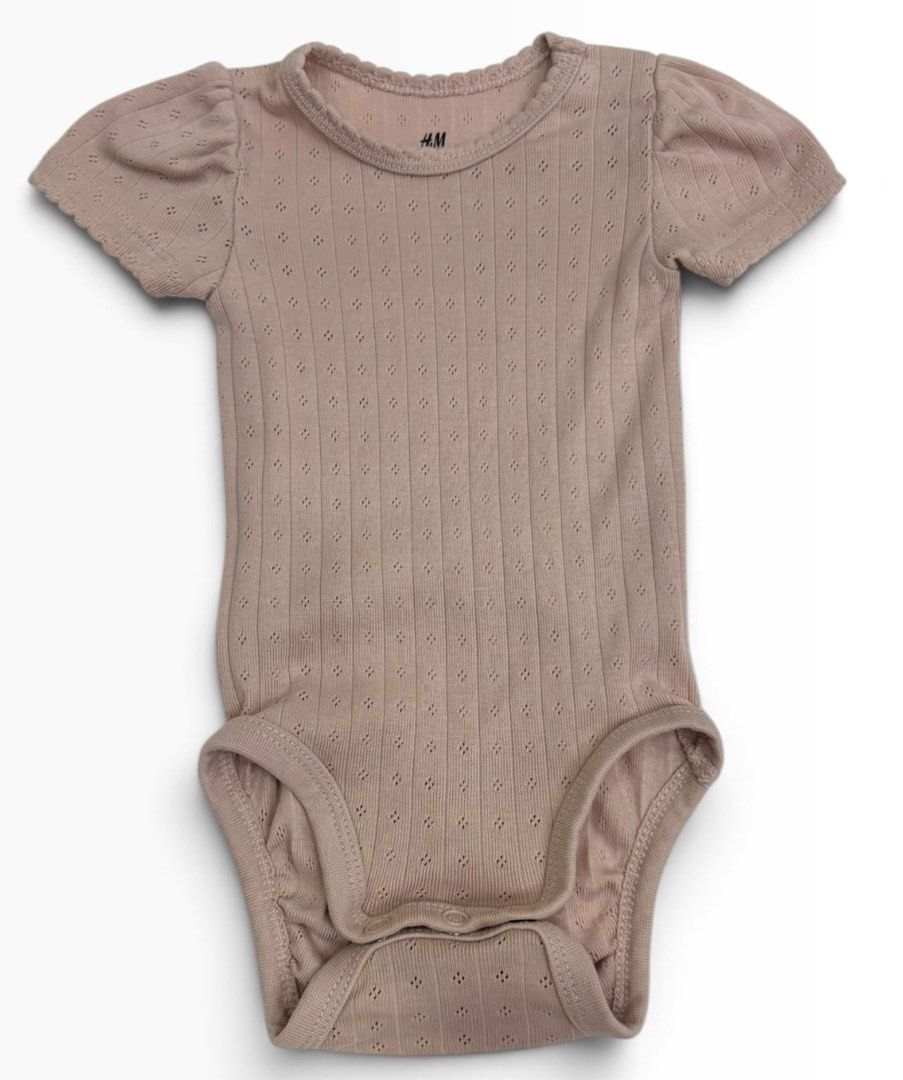 H&M Onesie (3M) (Category: Babies & Kids Fashion) located in Angeles City. Submitted by aeapreloved (Listing ID 1469777219, Image 1). Description: H&M Dusty Rose/Light Taupe Onesie 🩷 * Size: 3 months (EUR 62) * Soft organic cotton with pointelle knit details * Short ruffled sleeves, snap fasteners at the crotch for easy diaper changes, and a textured ribbed pattern. Simple, timeless, and perfect for everyday wear!.