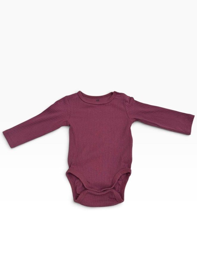 H&M Onesie (3M) (Category: Babies & Kids Fashion) located in Angeles City. Submitted by aeapreloved (Listing ID 1469751451, Image 1). Description: 💕 Preloved H&M Ribbed Onesie | 0–3M • Size: US 3M • Organic cotton • Dark pink/magenta color • Ribbed fabric • Long sleeves • Bottom snap-button closure 📦 Available for shipping .