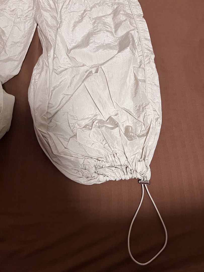 H&M Parachute Pants (Category: Other Bottoms) located in Muntinlupa City. Submitted by shrndm (Listing ID 1469868013, Image 3). Description: Small, beige 4 pockets (back and sides) .