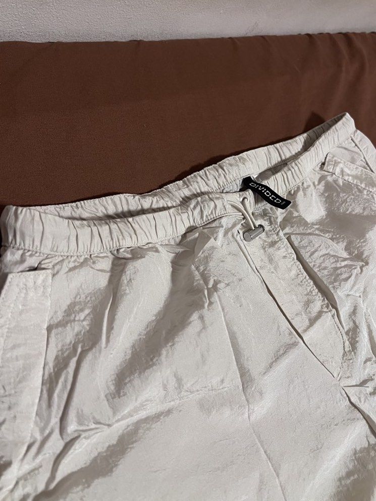 H&M Parachute Pants (Category: Other Bottoms) located in Muntinlupa City. Submitted by shrndm (Listing ID 1469868013, Image 2). Description: Small, beige 4 pockets (back and sides) .
