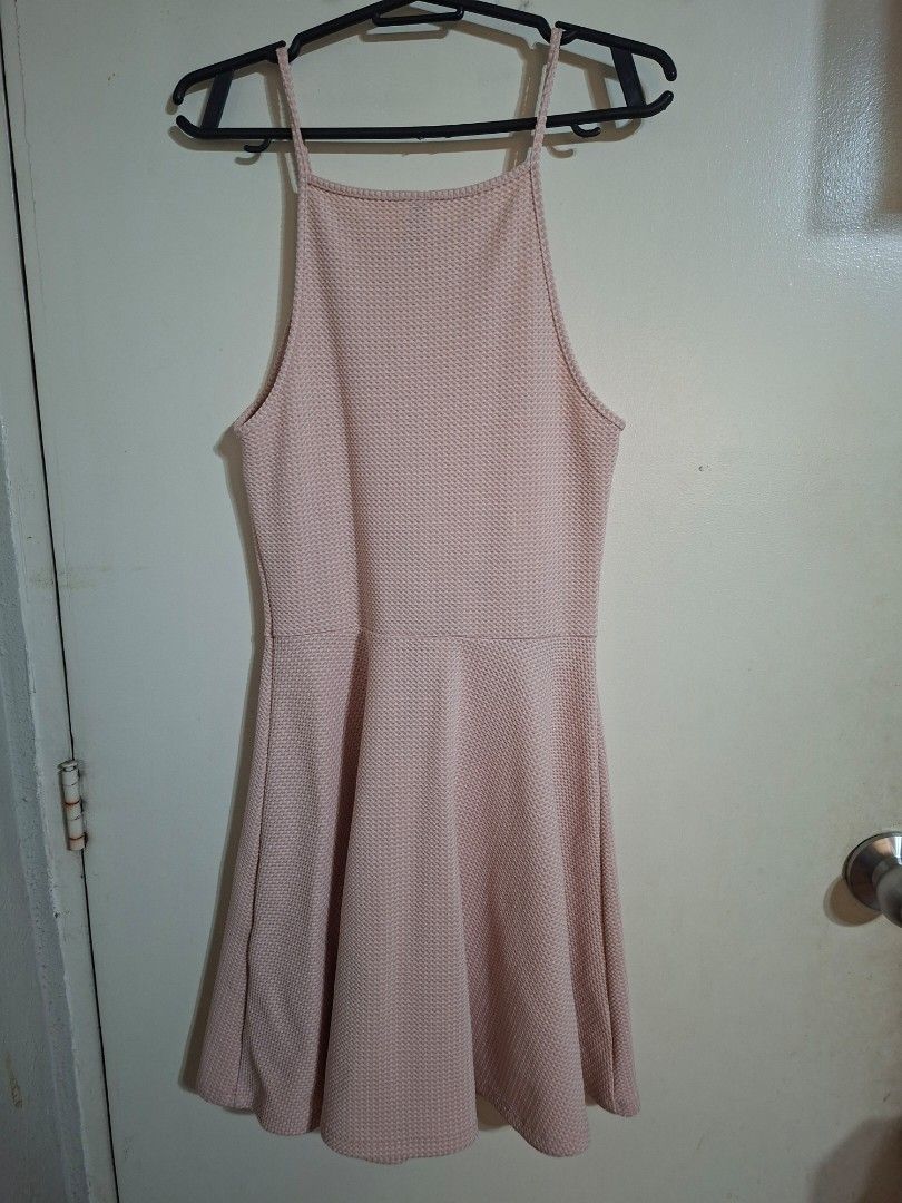 H&M Pink Halter Dress (Category: Dresses) located in Pasig City. Submitted by sunshinesere (Listing ID 1469813898, Image 2). Description: .