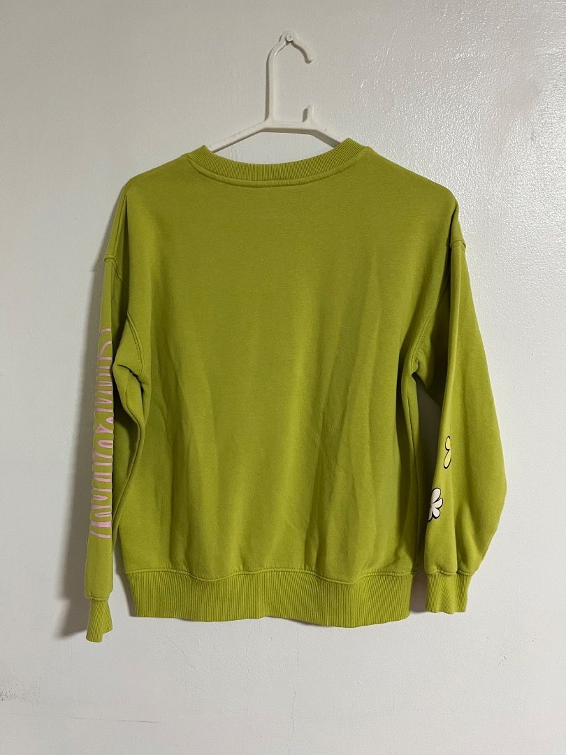 H&M Scooby-Doo Green Sweatshirt (Category: Coats, Jackets and Outerwear) located in Cabuyao City. Submitted by rdtrmt (Listing ID 1469868172, Image 2). Description: - Brand: H&M (Official Warner Bros tag) - Design: Green sweatshirt with Scooby-Doo graphic, pink lettering, and flower details - Size: EUR 146/152 (US 12/14, CA 10-12A, CN 150/76, MX 10-12, AUS 11-12, UK 10-12Y) - Material: Comfortable cotton blend with ribbed neckline and cuffs - Loo