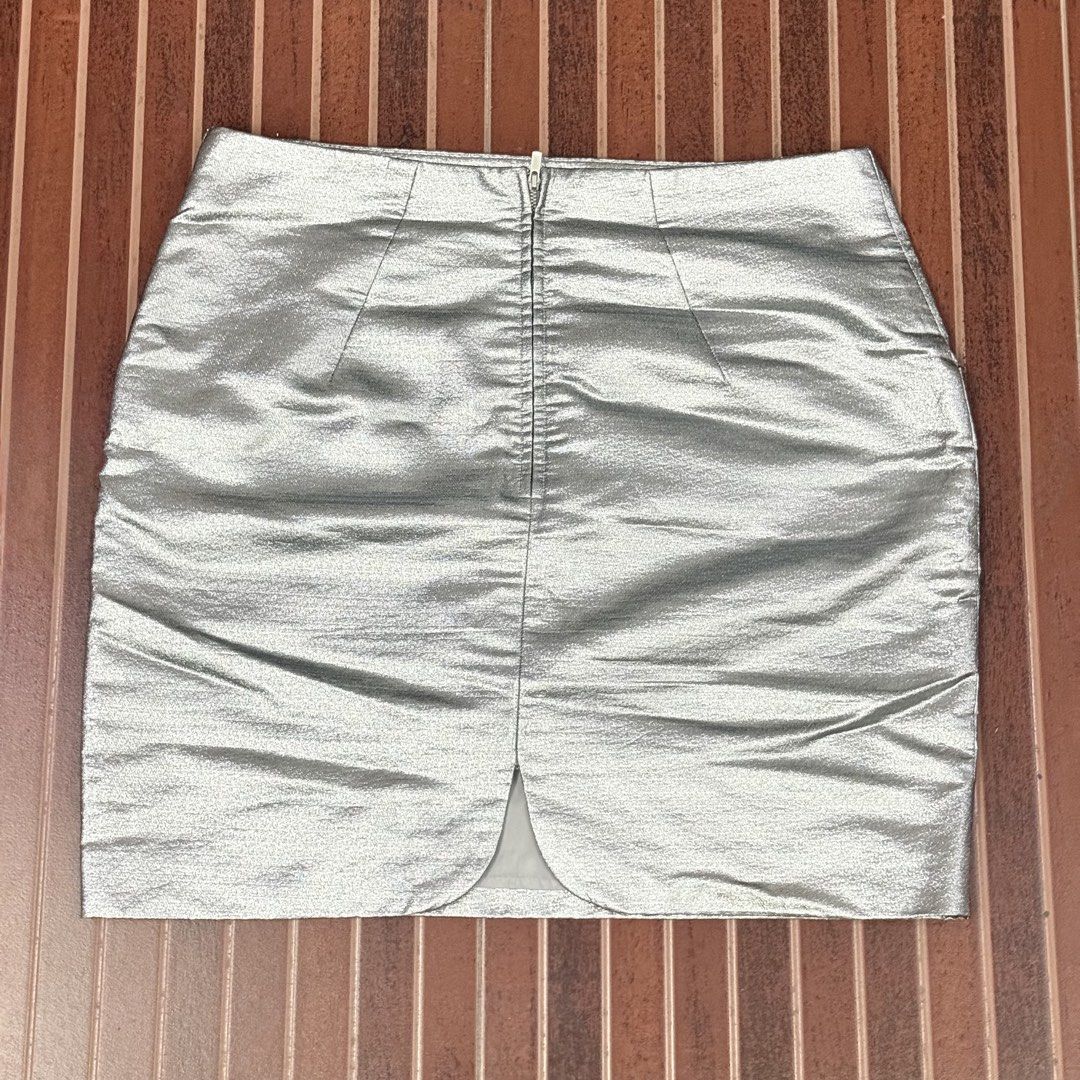H&M Silver Metallic Mini Skirt Size 14 (Category: Skirts) located in Caloocan City. Submitted by thealistcloset (Listing ID 1469891805, Image 2). Description: - Brand: H&M - Size: 14 (EUR 44) - Color/Fabric: Shiny textured metallic silver - Features: Front scoop pockets, back zip closure, small back hem slit - Fit: High-waisted (depending on body shape).