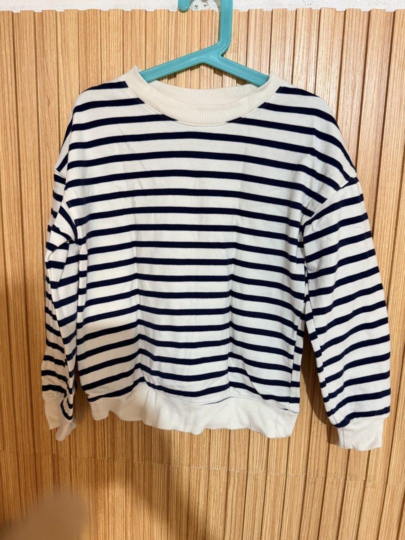 H&M Striped Sweatshirt Size 6-8Y (Category: Babies & Kids Fashion) located in Makati City. Submitted by ziagabrielle (Listing ID 1469766105, Image 2). Description: - Brand: H&M - Size: EUR 122/128, US 6X, UK 6-8A - Design: Classic blue and white horizontal stripes, crew neck - Details: Ribbed cuffs and hem, soft cotton blend material - Condition: Great, clean condition, perfect for everyday layering.