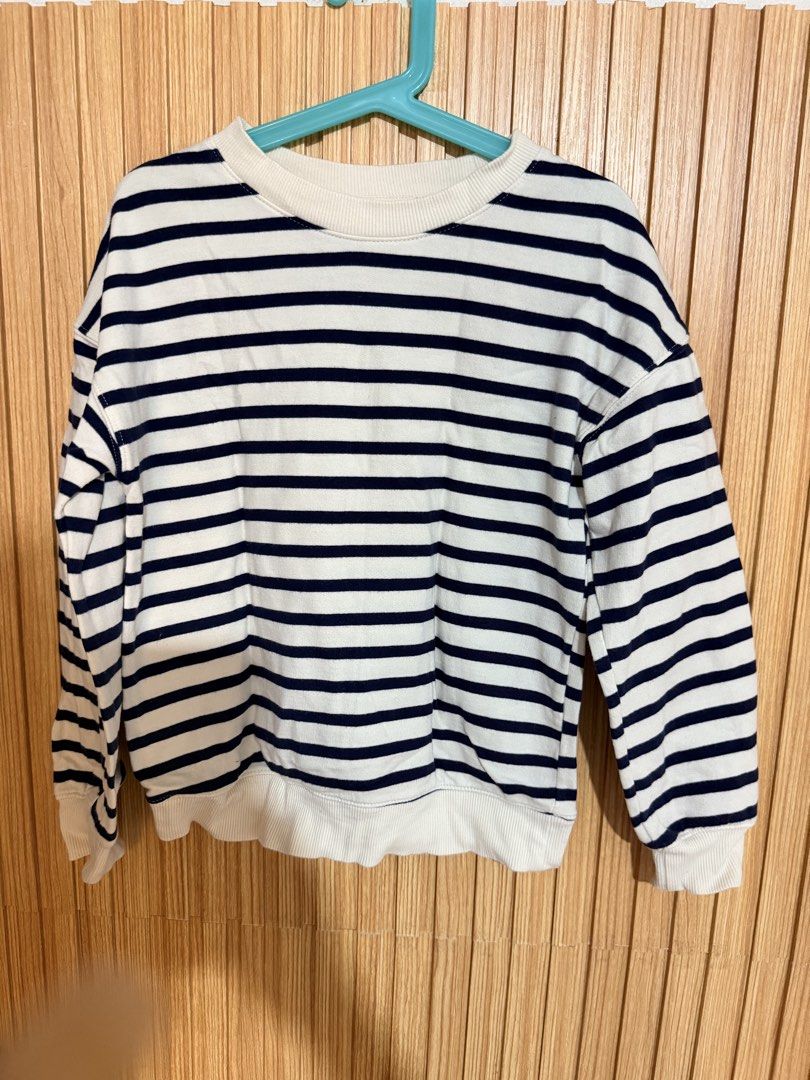 H&M Striped Sweatshirt Size 6-8Y (Category: Babies & Kids Fashion) located in Makati City. Submitted by ziagabrielle (Listing ID 1469766105, Image 1). Description: - Brand: H&M - Size: EUR 122/128, US 6X, UK 6-8A - Design: Classic blue and white horizontal stripes, crew neck - Details: Ribbed cuffs and hem, soft cotton blend material - Condition: Great, clean condition, perfect for everyday layering.
