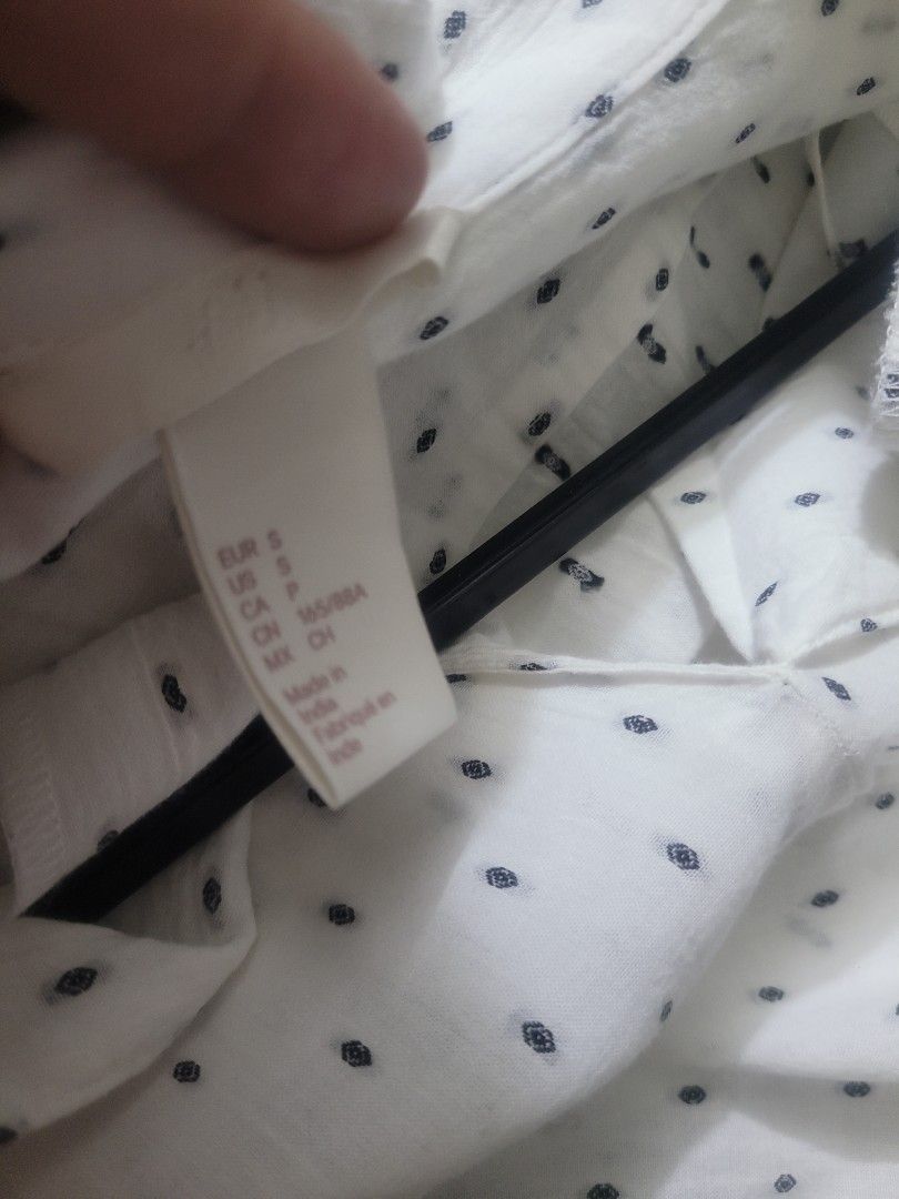 H&M top (Category: Blouses) located in Los Banos. Submitted by lopecruz (Listing ID 1469863581, Image 3). Description: 25"armpit lajd flat 26"length Like new, no flaws L-XL.