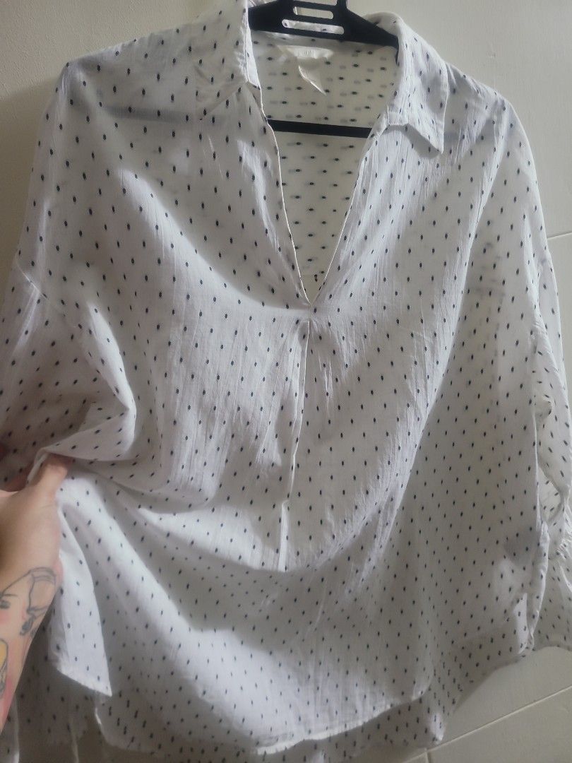 H&M top (Category: Blouses) located in Los Banos. Submitted by lopecruz (Listing ID 1469863581, Image 2). Description: 25"armpit lajd flat 26"length Like new, no flaws L-XL.