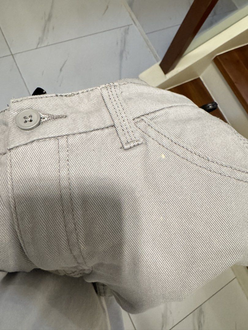 H&M Twill cargo pants in gray (Category: Jeans) located in Pasig City. Submitted by katchdatfit_ (Listing ID 1469876582, Image 3). Description: - Used once - Like new - minor stain/mark barely noticeable.