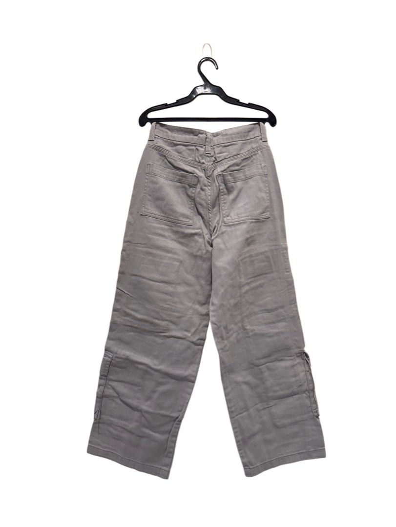 H&M Twill cargo pants in gray (Category: Jeans) located in Pasig City. Submitted by katchdatfit_ (Listing ID 1469876582, Image 2). Description: - Used once - Like new - minor stain/mark barely noticeable.