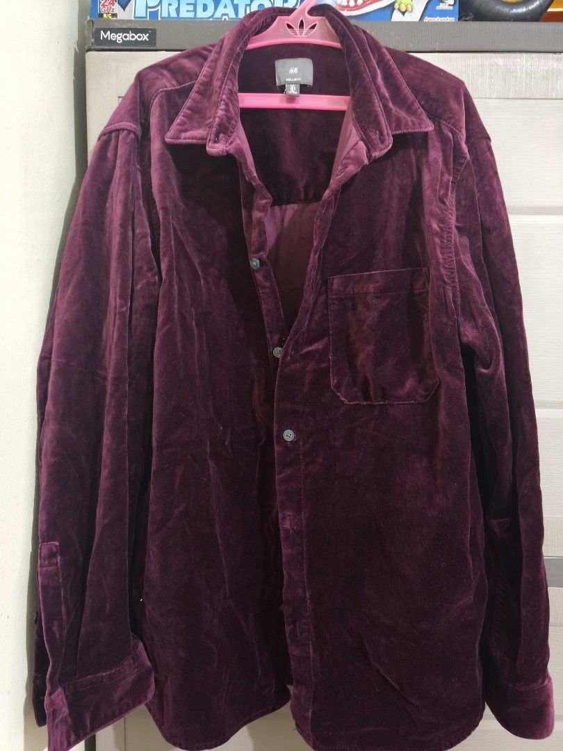 H&M Velvet Long Sleeve (Category: Longsleeves) located in Manila. Submitted by jgprevoledmnl (Listing ID 1469891877, Image 1). Description: - Brand: H&M - Color: Maroon - Size: L - Fit: Regular fit - Details: Button-up front, chest pocket, long sleeves with buttoned cuffs - Material: Soft velvet fabric with a nice sheen.