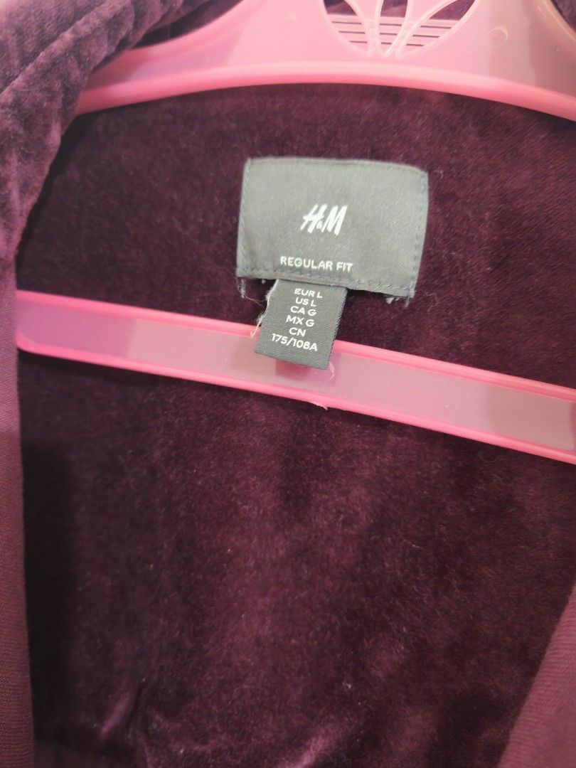 H&M Velvet Long Sleeve (Category: Longsleeves) located in Manila. Submitted by jgprevoledmnl (Listing ID 1469891877, Image 2). Description: - Brand: H&M - Color: Maroon - Size: L - Fit: Regular fit - Details: Button-up front, chest pocket, long sleeves with buttoned cuffs - Material: Soft velvet fabric with a nice sheen.