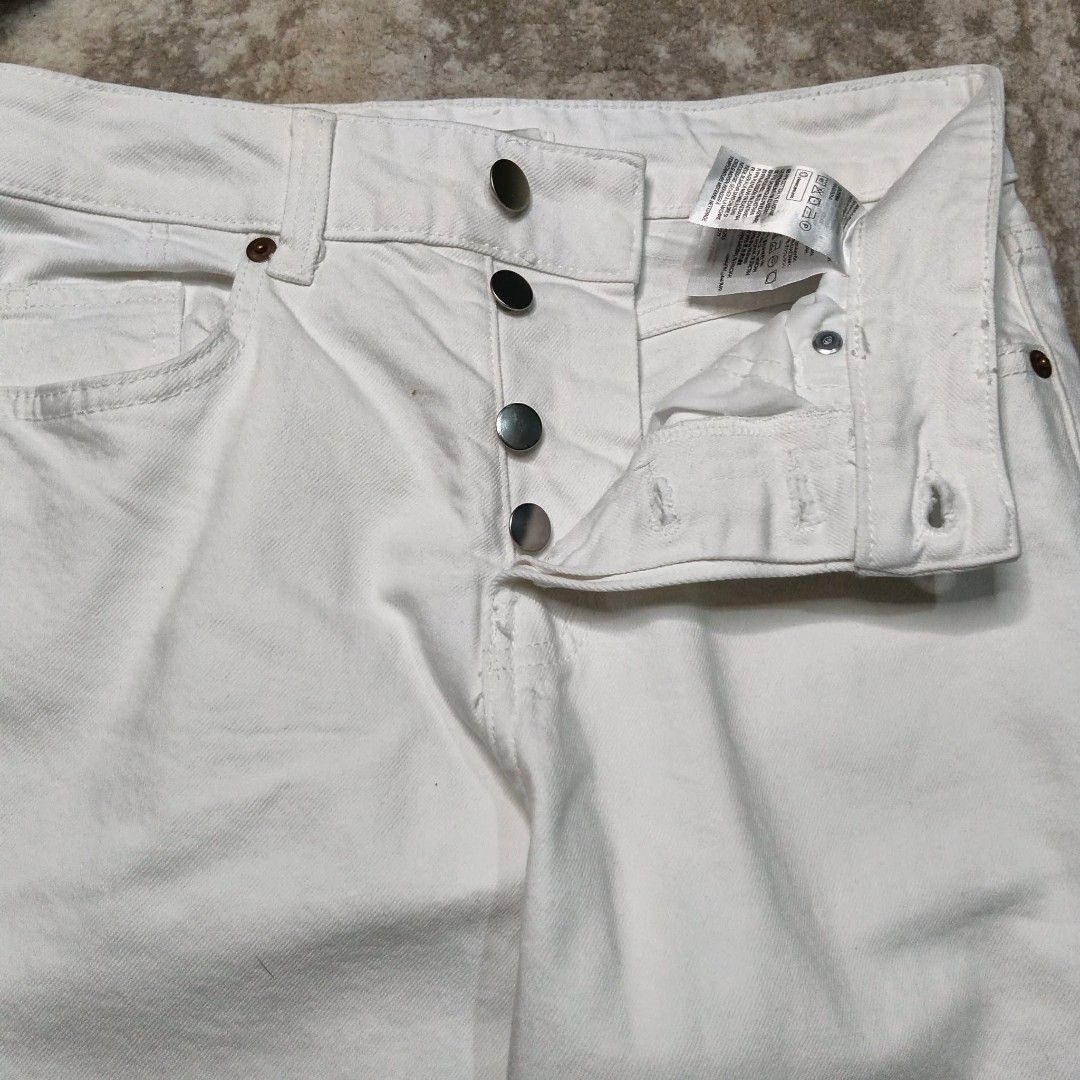 H&M White Button-Fly Straight-Leg Jeans Size 27 (Category: Jeans) located in Llanera. Submitted by baka_thriftmo (Listing ID 1469838765, Image 3). Description: Details in the picture excellent Condition 👍🏻 No issue need wash 9/10 Mod Of Payment Via Gcash Courier J&T +Shipping fee 📌 **PLEASE READ BEFORE BUYING!** 🛍️ ✨ **MANAGE YOUR EXPECTATIONS** ✨ • Please remember that the items we sell are **THRIFTED / PRELOVED**. • Items may have minor fla