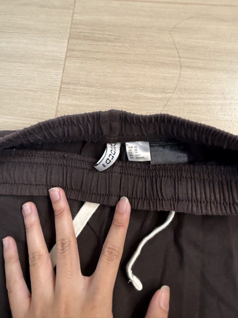 HNM Brown Sweatpants XS (Category: Jeans) located in Manila. Submitted by bella_boo (Listing ID 1469845135, Image 3). Description: tags: subdued brandy melville hollister urban revivo urban outfitters edikted shein bershka stradivarius pull and bear hnm cotton on.