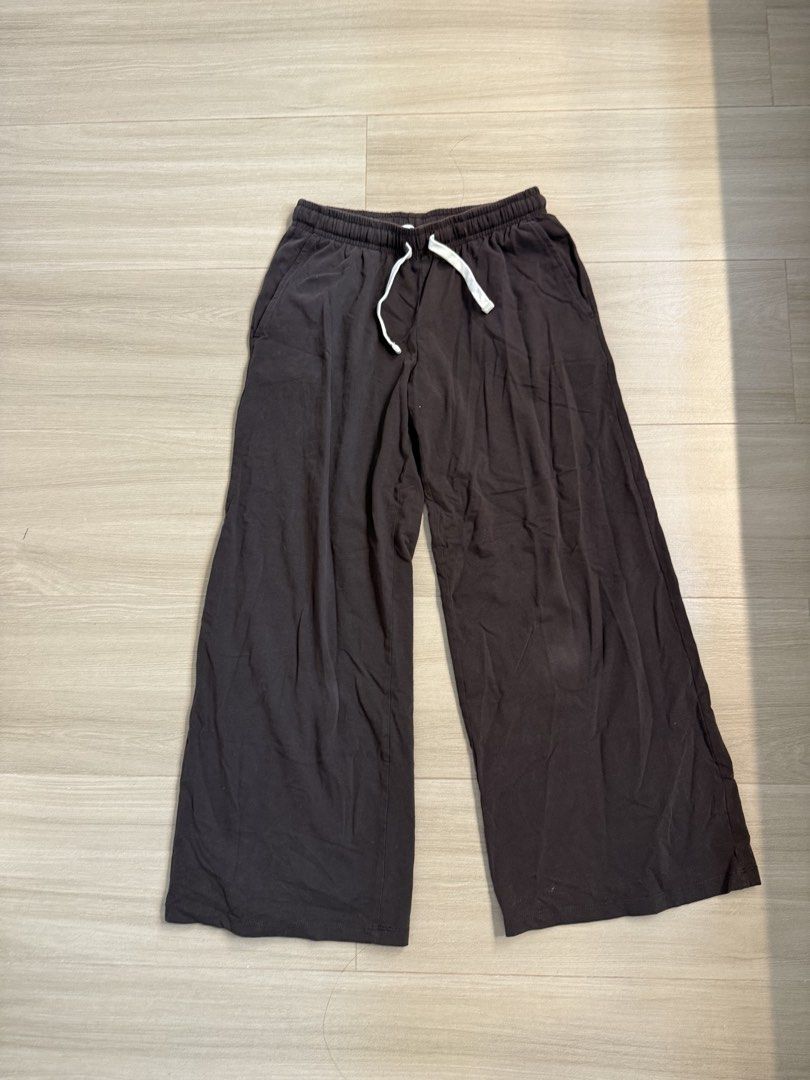 HNM Brown Sweatpants XS (Category: Jeans) located in Manila. Submitted by bella_boo (Listing ID 1469845135, Image 2). Description: tags: subdued brandy melville hollister urban revivo urban outfitters edikted shein bershka stradivarius pull and bear hnm cotton on.