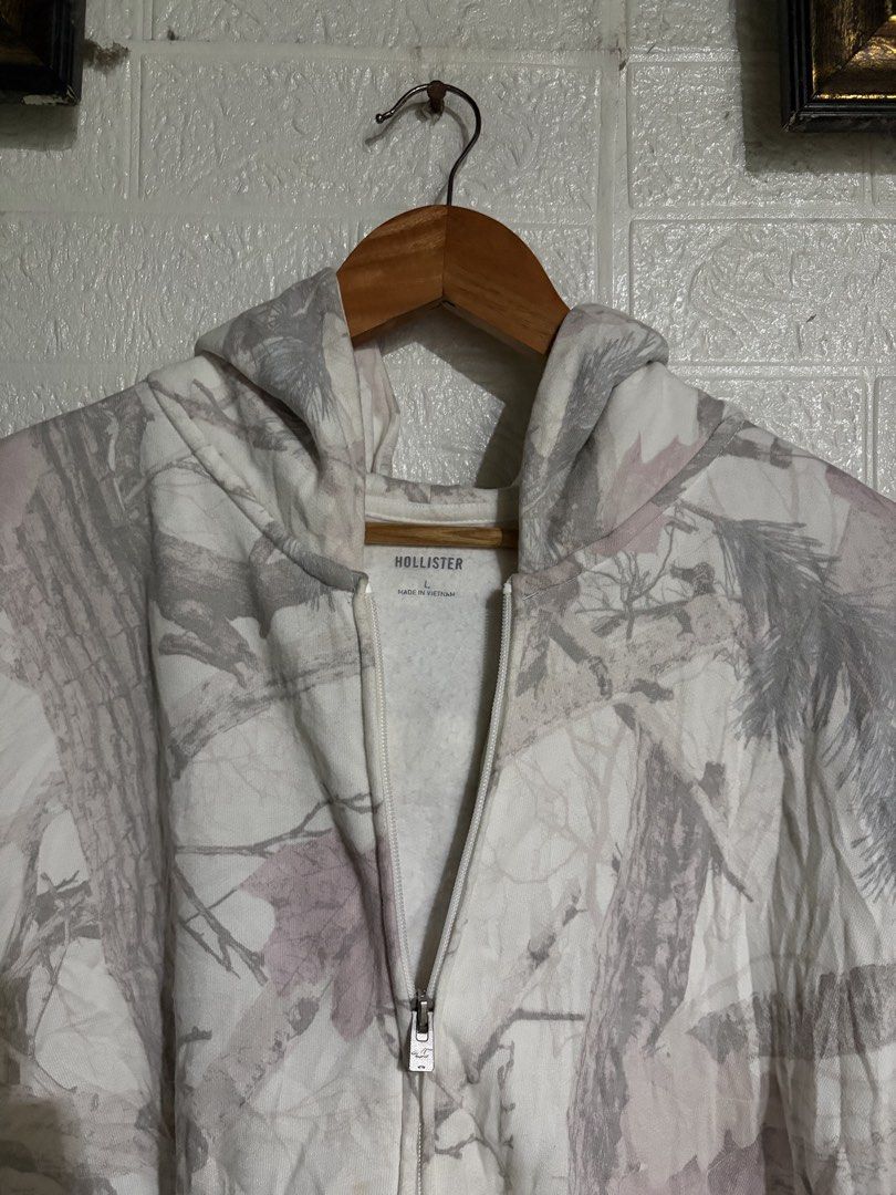 hollister jacket realtree (Category: Coats, Jackets and Outerwear) located in Santa Rosa. Submitted by jeremydeas56388 (Listing ID 1469908768, Image 2). Description: size large no issue box type.