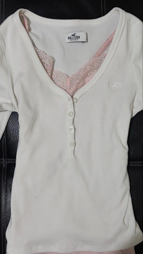 Hollister white ribbed Henley top (Category: Sleeveless) located in Manila. Submitted by runwayluster (Listing ID 1469895719, Image 1). Description: - Brand: Hollister 📌inner not included .