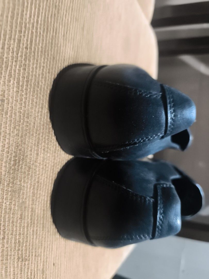 Hush puppies (Category: Dress Shoes) located in Manila. Submitted by declutterwithmae2x (Listing ID 1469858039, Image 3). Description: Code: Hush Size: 42 Brand/Origin: Hush puppies Price: ₱ 4000 Condition: like new ⚠️ REMINDERS: • Items are preloved/ukay bales. Please manage expectations. • Wash before wearing for hygiene purposes! • Color may slightly vary due to studio lighting. • No cancellations or returns allowed.