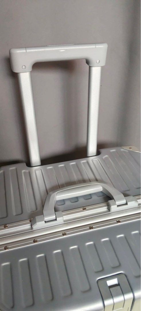 IMPORTED FROM JAPAN ALUMINUM FRAME HARDSIDE SPINNER MEDIUM SIZE (Category: Luggage) located in Manila. Submitted by chaychaii (Listing ID 1469805007, Image 2). Description: IMPORTED FROM JAPAN ALUMINUM FRAME HARDSIDE SPINNER MEDIUM SIZE 🔰 ALUMINUM FRAME HARDSIDE 🔰DUAL CLIPTYPE CLOSURE WITH SECURITY CODED LOCK 🔰 SMOOTH AND SILENT 360 ROTATION WHEELS 🔰 POLYCARBONATE HARDCASE 🔰TOP AND SIDE HANDLE CARRIER 🔰WIDER SPACE WITH DIVIDER 🔰WITH CUP HO