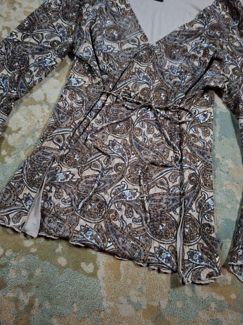 International Concepts V-neck flared bell sleeves (Category: Others Tops) located in Tagaytay City. Submitted by joselito_acosta (Listing ID 1469837656, Image 3). Description: International Concepts V-neck flared bell sleeves As new condition No issues XL on tag Mine= 250+shipping fee only Location: tagaytay Dm to purchase 📩 📩 📩.
