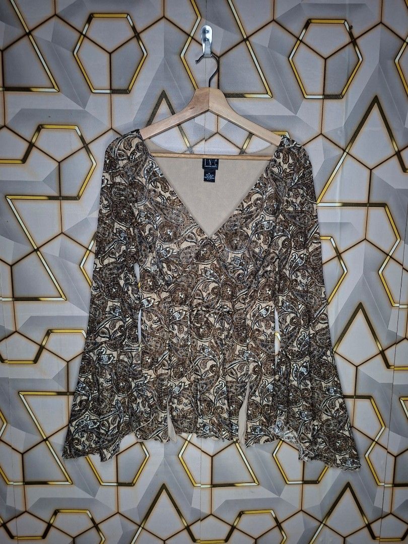 International Concepts V-neck flared bell sleeves (Category: Others Tops) located in Tagaytay City. Submitted by joselito_acosta (Listing ID 1469837656, Image 2). Description: International Concepts V-neck flared bell sleeves As new condition No issues XL on tag Mine= 250+shipping fee only Location: tagaytay Dm to purchase 📩 📩 📩.