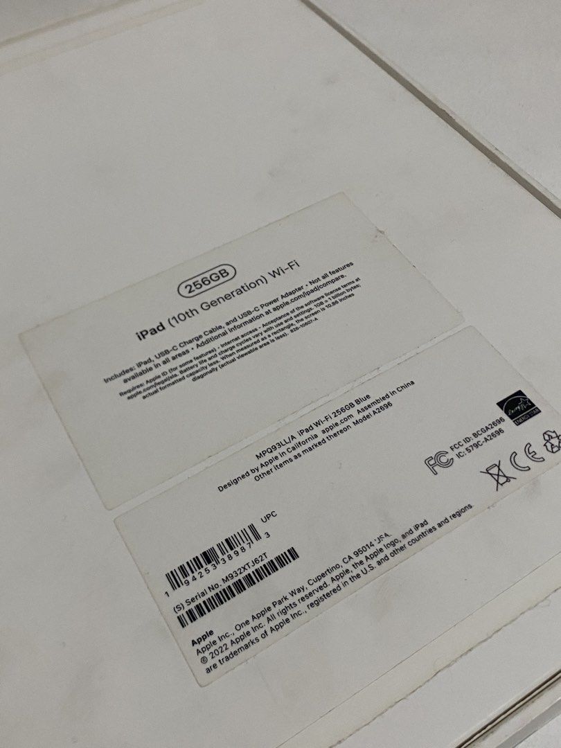 iPad 10th Gen 256gb (Category: iPad) located in Manila. Submitted by aashopp (Listing ID 1469798348, Image 2). Description: Well used May minor flaws lang (PM) With Box and Cord, Free case & Pencil In photo: Sa tempered glass lang po yung sira .