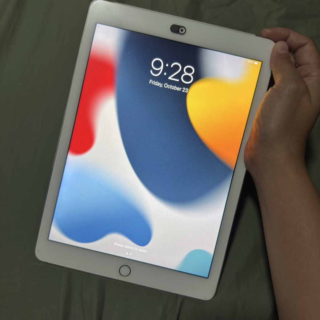 Ipad Air 2 Wifi and Cellular 64gb (Category: iPad) located in Cebu City. Submitted by gilejehhk (Listing ID 1469938244, Image 2). Description: Ipad Air 2 64gb wifi and cellular sim Not refurbished No repair history This was gift from my Aunt Rfs: barely used need cash I got upgraded ipad .