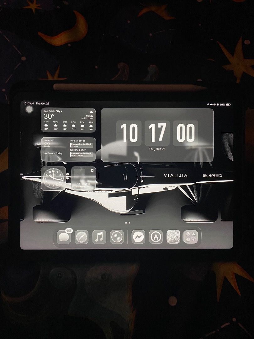 iPad Air 5th gen (M1 chip) (Category: iPad) located in Caloocan City. Submitted by cristian69 (Listing ID 1469849794, Image 2). Description: iPad Air 5th generation (M1) 64gb no issue/gasgas no box with original charging brick and ugreen cord with magnetic stylus charging pen with paper-like screen personal used rfs: tapos na po sa college and review .