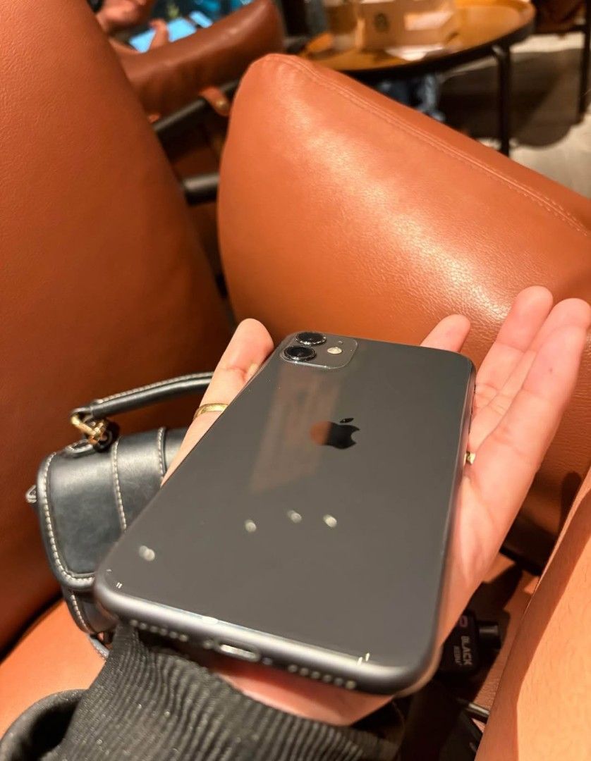 Iphone 11 (Category: iPhone 11 Series) located in Taguig. Submitted by phoopa (Listing ID 1469909853, Image 3). Description: 87 bh issues small dents openline with charger and case.