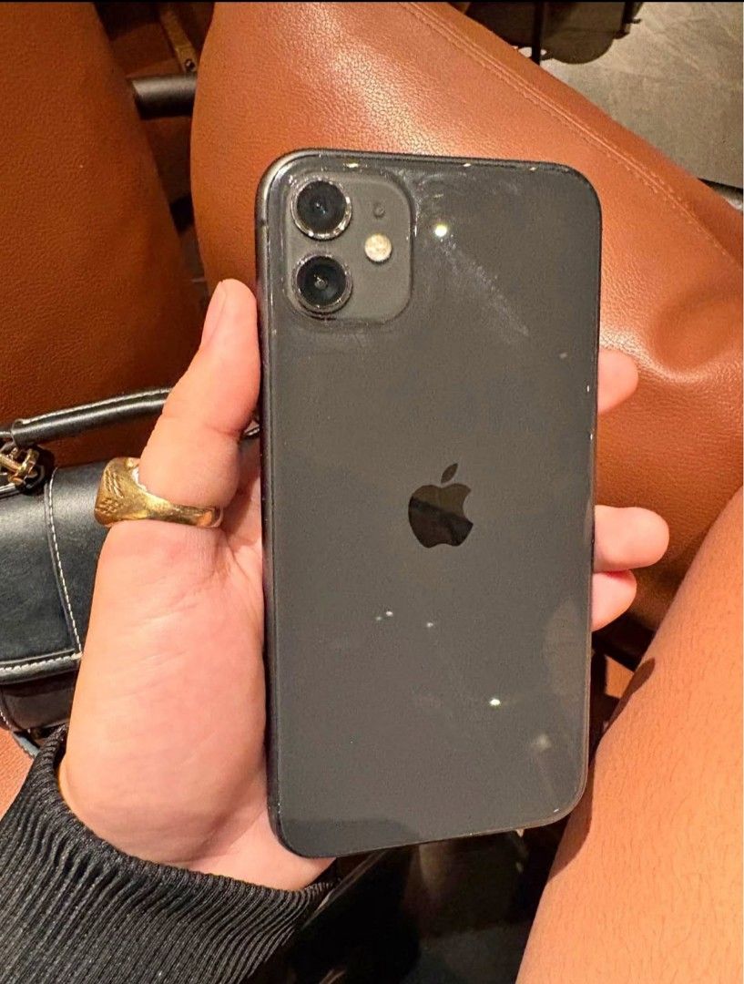 Iphone 11 (Category: iPhone 11 Series) located in Taguig. Submitted by phoopa (Listing ID 1469909853, Image 2). Description: 87 bh issues small dents openline with charger and case.