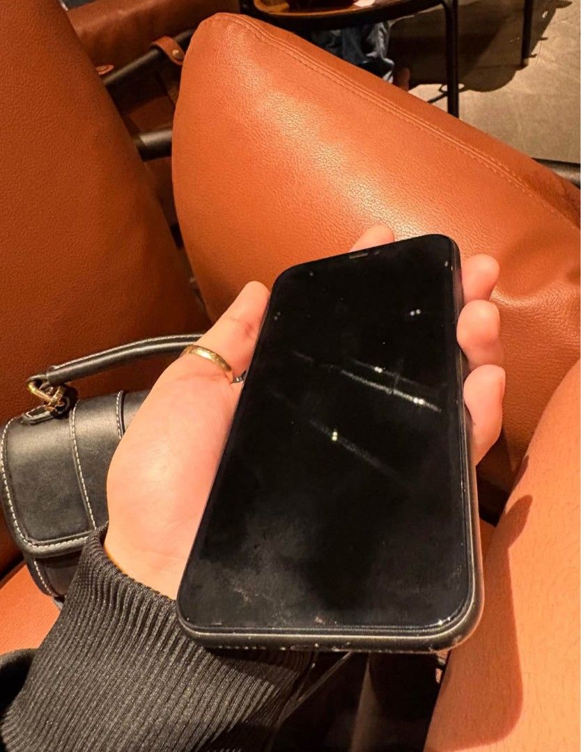 Iphone 11 (Category: iPhone 11 Series) located in Taguig. Submitted by phoopa (Listing ID 1469909853, Image 1). Description: 87 bh issues small dents openline with charger and case.