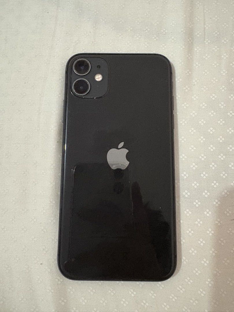 Iphone 11 64GB (Category: iPhone 11 Series) located in Manila. Submitted by dylan0309 (Listing ID 1469801743, Image 1). Description: ₱8000 No History of repair All working 71% BH Unit only Issue: Scratches only Las piñas loc.