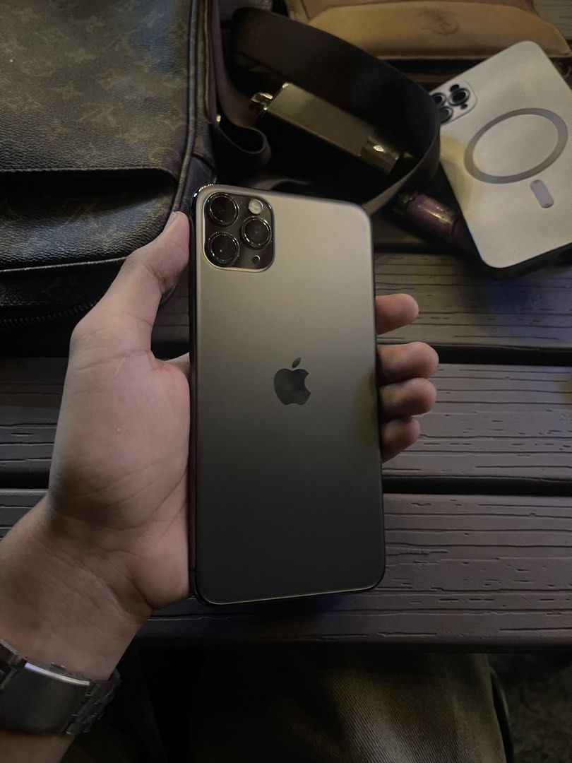 Iphone 11 Pro Max 256 (Category: iPhone 11 Series) located in Manila. Submitted by walgnerrr (Listing ID 1469887014, Image 1). Description: Iphone 11 Pro Max 256gb Smart locked 100% Battery health (Newly replaced) No dents No issue All buttons are working 10500 Marikina area.