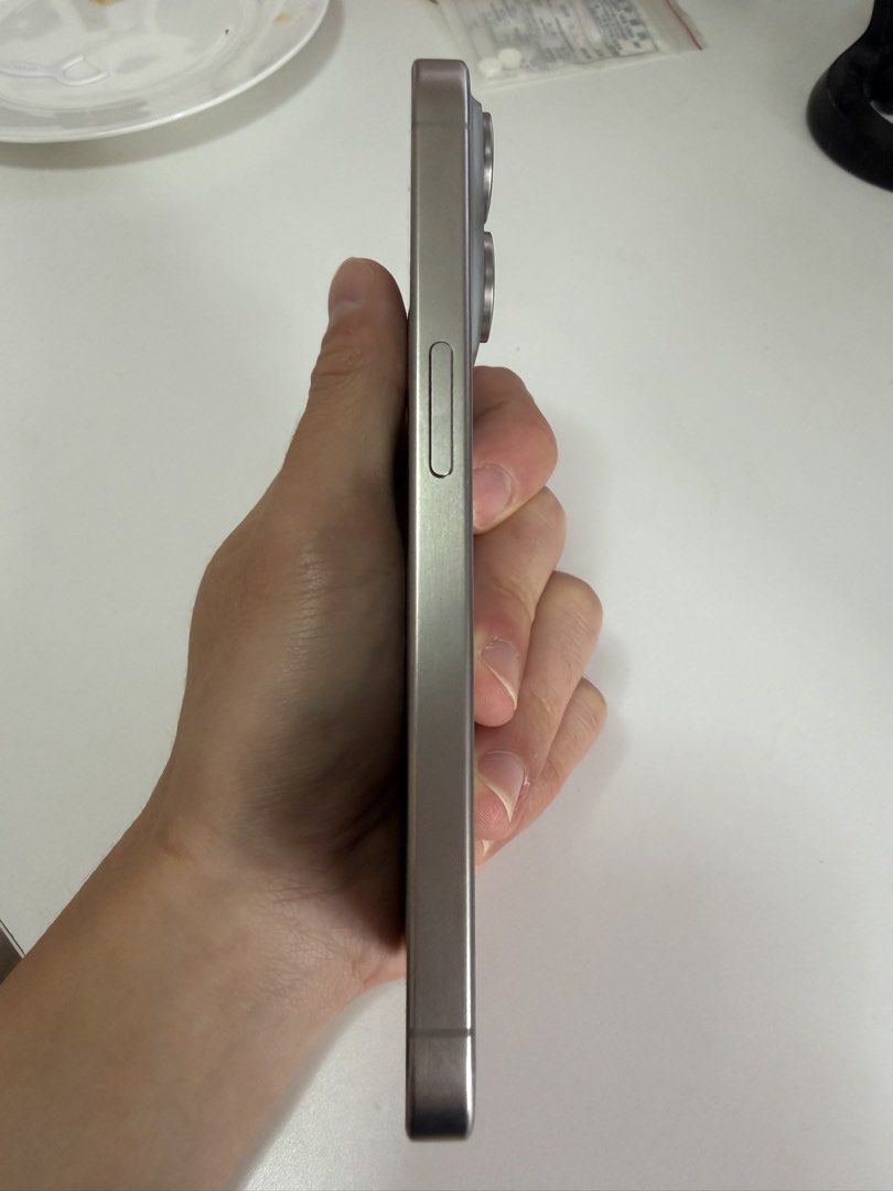 iPhone 15 Pro （分類：iPhone 15 Series）位於 Hong Kong。 由 horologistsss 提交（商品編號 1469779708，圖片 3）。簡介： iPhone 15 Pro 128GB Titanium Few tiny scratches on the display Battery health 85% Bought from apple store HK Sept 2023 Trade in Central/Mid levels/Admiralty only。