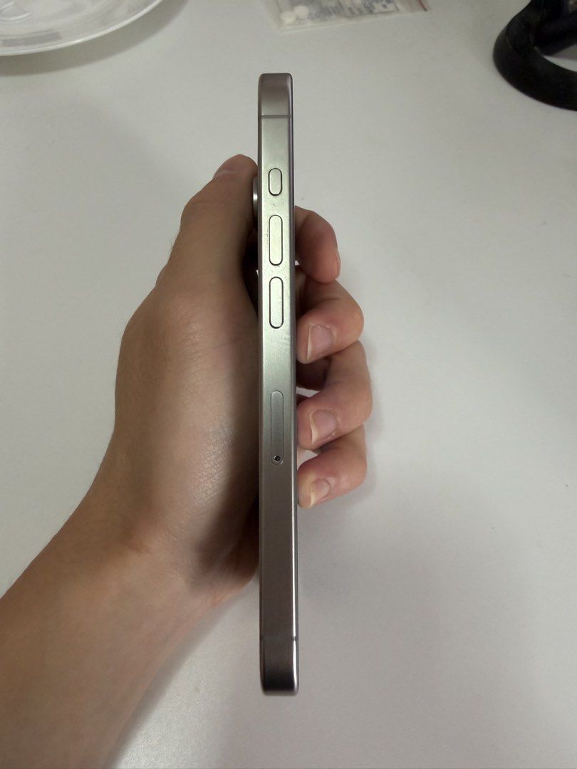iPhone 15 Pro （分類：iPhone 15 Series）位於 Hong Kong。 由 horologistsss 提交（商品編號 1469779708，圖片 2）。簡介： iPhone 15 Pro 128GB Titanium Few tiny scratches on the display Battery health 85% Bought from apple store HK Sept 2023 Trade in Central/Mid levels/Admiralty only。