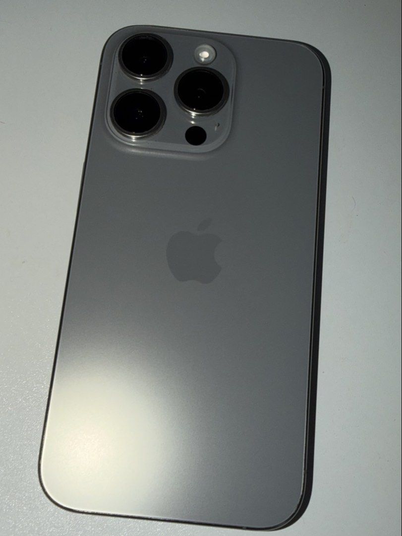 iPhone 15 Pro （分類：iPhone 15 Series）位於 Hong Kong。 由 horologistsss 提交（商品編號 1469779708，圖片 1）。簡介： iPhone 15 Pro 128GB Titanium Few tiny scratches on the display Battery health 85% Bought from apple store HK Sept 2023 Trade in Central/Mid levels/Admiralty only。