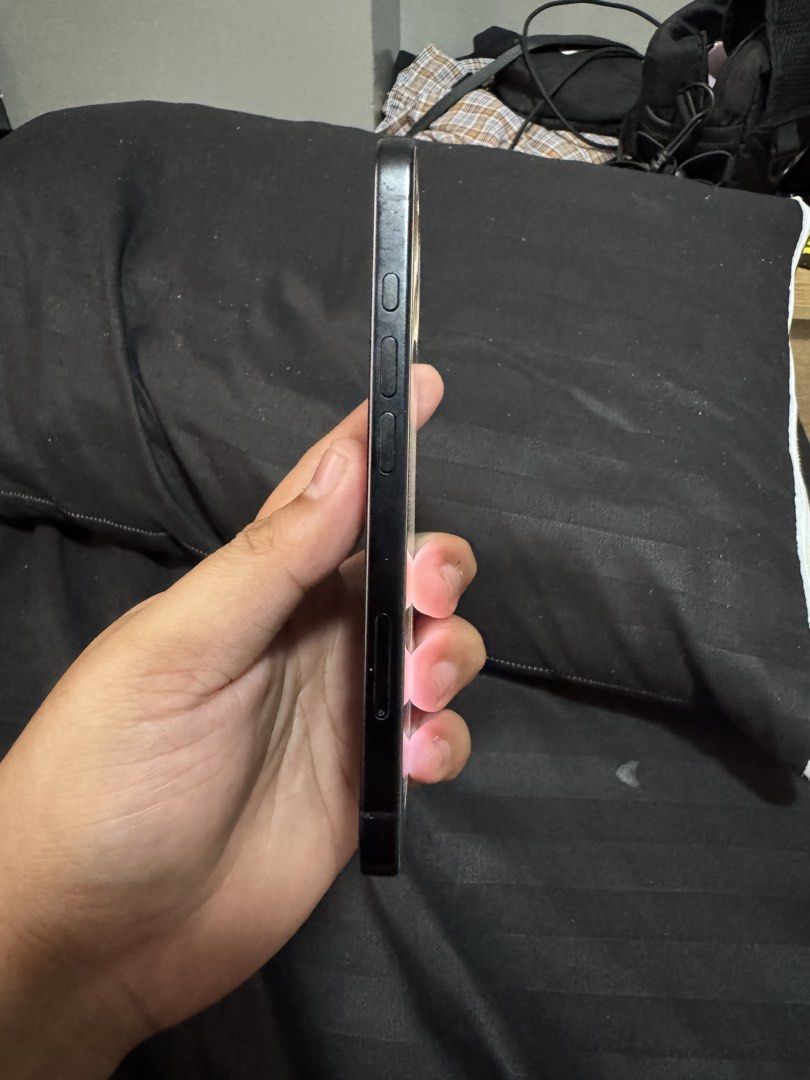 Iphone 16 256gb (Category: iPhone 16 Series) located in Paranaque City. Submitted by player0910 (Listing ID 1469796958, Image 2). Description: For Sale Only RUSH RUSH Iphone 16 256gb Factory Unlocked 89% Batt Health 614 cc tempered glass installed unit, case only no box Issue Paint Chips 29k fix Parañaque Area Pick up only dito sa bahay.